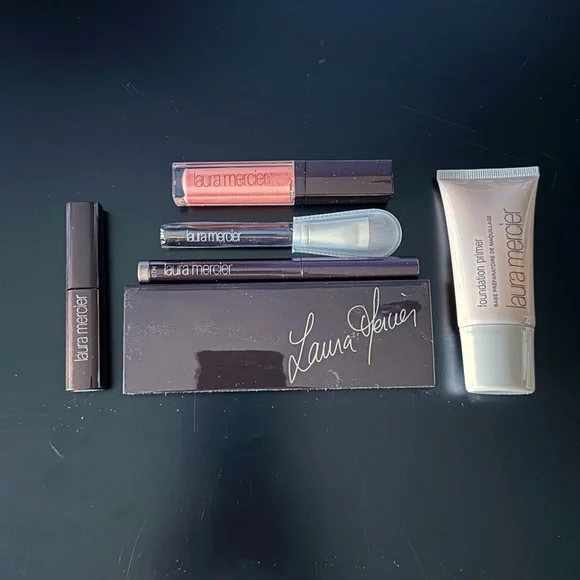 Laura Mercier Colour Essentials Kit - Picture 3 of 4
